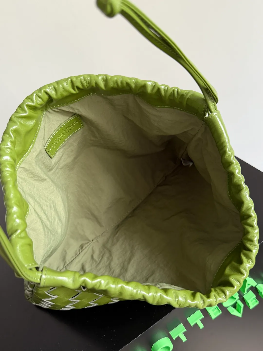 Batch 1560 Armpit bags have become a fashionable item that every girl has in their hands in recent years🛍️. The elegant and simple style has won the love of many people of different ages. However, there is an unavoidable trouble with armpit bags, that is, the capacity is too small, and BOTTEGA VENETA’s new Dustbag Considering people's travel needs, the capacity of garbage bags has been greatly upgraded. Folding umbrellas, water cups, and girls' makeup powder and lipstick can all be accommodated. It is very light and resistant to dirt. Even if you have a lot of things when traveling, it can reduce the burden to a certain extent. The shoulder straps are buckled and can be changed at will. It can be used for hand holding or as the liner of a large bag. After the drawstring is drawn, it looks like a cloud bag. It is very suitable for concave styling when traveling in summer🙋🏻‍♀️ Style number: 796728 Size: 32*23*1cm